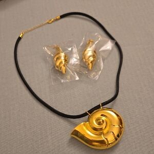 New Gold Shell Necklace and Earring Set